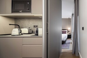 スタジオ テラス | 専用キッチン | 小型冷蔵庫、電子レンジ、コンロ、エスプレッソマシン