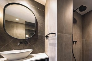 Duplex, 2 Bedrooms | Bathroom | Shower, hair dryer, towels, soap