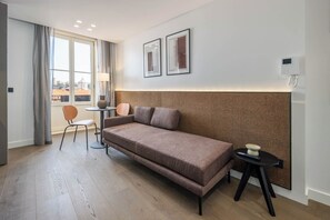 Studio, Balcony | Living area | 40-inch Smart TV with digital channels - Aspasios Baixa Apartments (Porto)