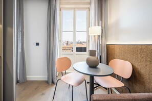 Studio, balcon | Salle à manger