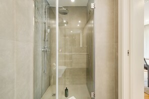 Dusche, Haartrockner, Handtücher