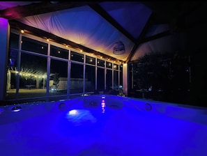 Indoor spa tub