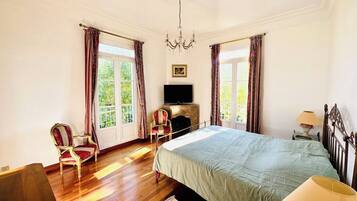 5 chambres, fer et planche à repasser, Wi-Fi, draps fournis