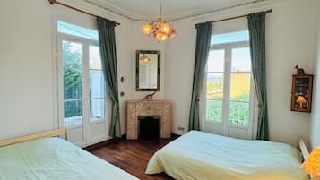 5 bedrooms, iron/ironing board, WiFi, bed sheets