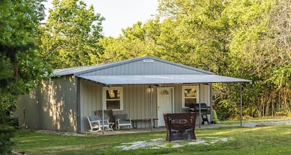 Live Oaks Lodge Retreat with 8-12 Sleeping Capacity