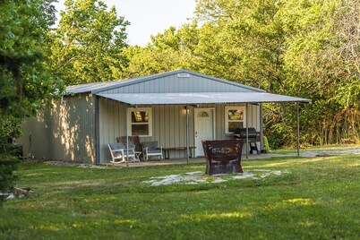Live Oaks Lodge Retreat with 8-12 Sleeping Capacity