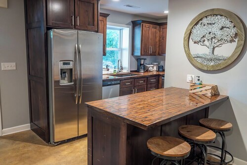 Live Oaks Lodge Retreat with 8-12 Sleeping Capacity