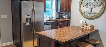 Live Oaks Lodge Retreat with 8-12 Sleeping Capacity