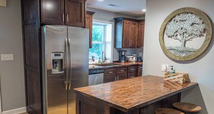 Live Oaks Lodge Retreat with 8-12 Sleeping Capacity