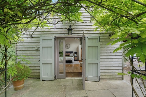 Wisteria Lodge - Beautiful Countryside Retreat