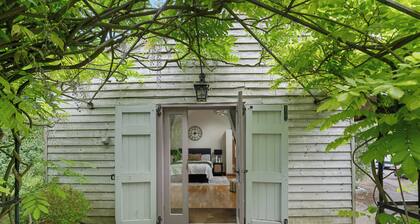 Wisteria Lodge - Beautiful Countryside Retreat