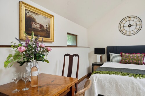 Wisteria Lodge - Beautiful Countryside Retreat