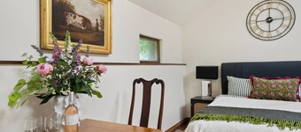 Wisteria Lodge - Beautiful Countryside Retreat