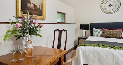 Wisteria Lodge - Beautiful Countryside Retreat