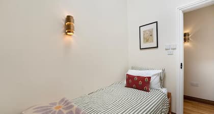 Wisteria Lodge - Beautiful Countryside Retreat