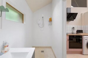 Shower, towels - Wisteria Lodge - Beautiful Countryside Retreat (Canterbury)