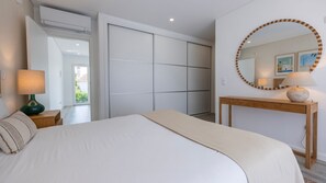 4 quartos, ferros/tábuas de passar roupa, berço de viagem