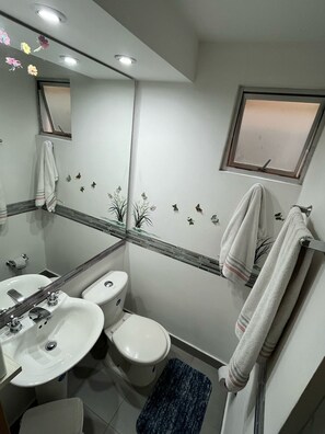 Serviettes fournies, papier toilette