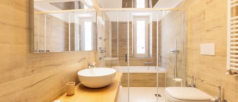 Secadora de cabello, bidet, toallas