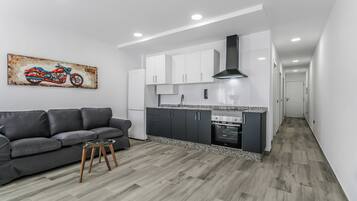 Réfrigérateur, micro-ondes, four, plaque de cuisson