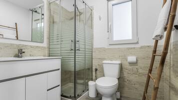 Douche, sĂšche-cheveux, serviettes fournies, shampoing