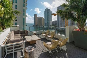 Terrace/patio - Brickell Miami 1BR near City Centre & Metromover - Pool, Gym, Monthly OK (Miami)