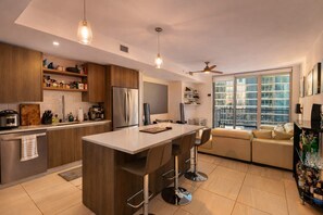 Frigorifero, microonde, forno, piano cottura