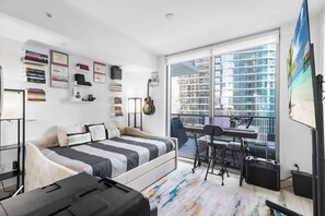 1 bedroom, desk, iron/ironing board, travel cot - Brickell Miami 1BR near City Centre & Metromover - Pool, Gym, Monthly OK (Miami)