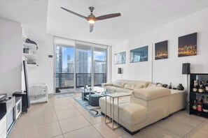 Smart TV, video games, stereo, offices - Brickell Miami 1BR near City Centre & Metromover - Pool, Gym, Monthly OK (Miami)