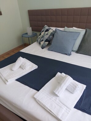 1 slaapkamer, een strijkplank/strijkijzer, gratis wifi, beddengoed