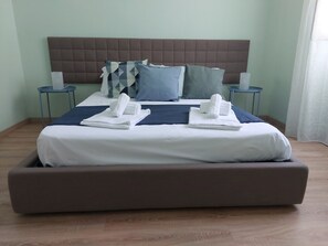 Ferros/tábuas de passar roupa, Wi-Fi de cortesia, roupa de cama