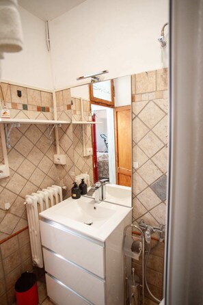 Dusche, Haartrockner, Handtücher