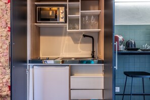 Réfrigérateur, micro-ondes, cafetière/bouilloire, bouilloire électrique