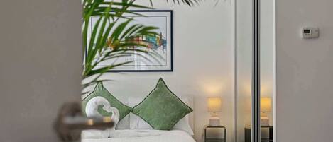 1 slaapkamer, een bureau, een strijkplank/strijkijzer, wifi