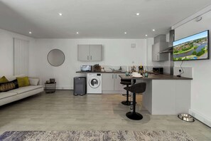 Interior - City Heights Studio - Short Stays UK (Devon)