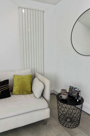 Una televisión, una oficina