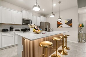 Réfrigérateur, four, lave-vaisselle, cafetière/bouilloire