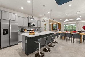 Fridge, oven, dishwasher, coffee/tea maker - EV_1292 - 7 Bed 6 Bath Villa with Screened-In Private Pool with Spillover Spa, G (Clermont)