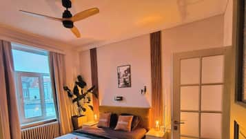 Chambre Quadruple Luxe, vue cour intérieure | Minibar, Wi-Fi gratuit