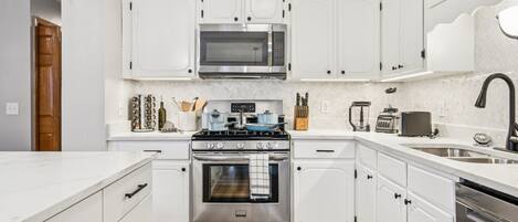 Micro-ondes, four, plaque de cuisson, lave-vaisselle