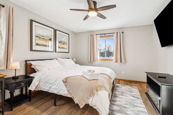4 bedrooms, iron/ironing board, WiFi, bed sheets