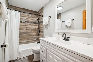 Shower, hair dryer, towels, soap - Champions' NSC Retreat HotTub Grill FirePit Fenced (Blaine)