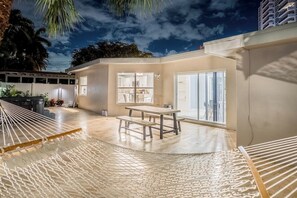Outdoor dining - Beach House! + Hot Tub Paradise! (Fort Lauderdale)