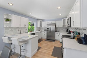 Private kitchen - Beach House! + Hot Tub Paradise! (Fort Lauderdale)