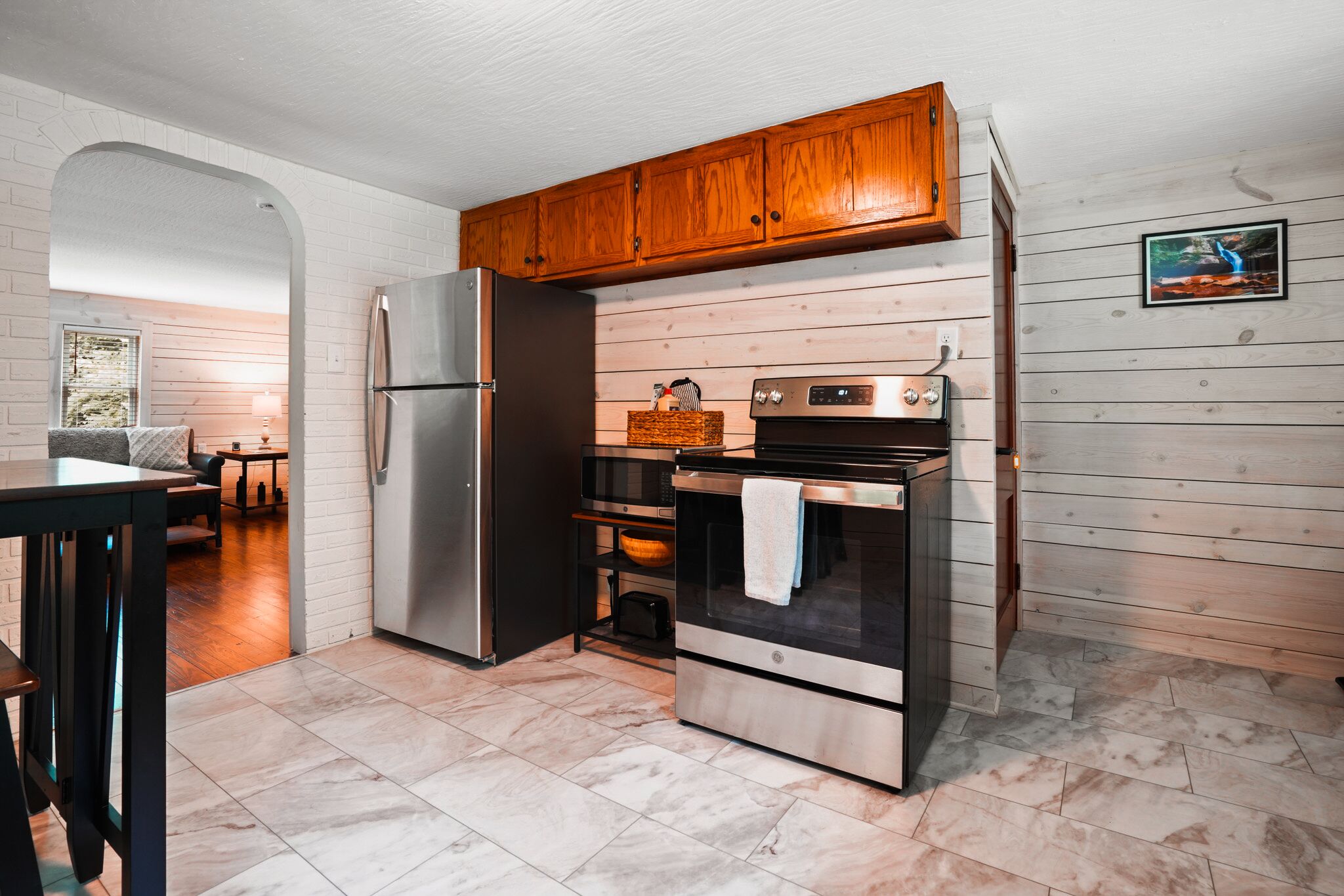 Coffee/tea maker, fridge, microwave, oven