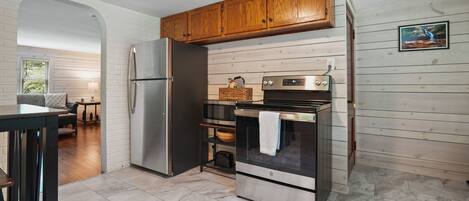 Jääkaappi, mikroaaltouuni, uuni, liesi