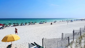 Una spiaggia nelle vicinanze