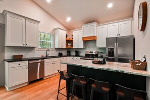 Kühlschrank, Mikrowelle, Ofen, Geschirrspüler