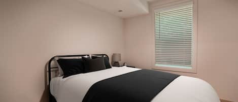 3 bedrooms, desk, WiFi (free), bed sheets