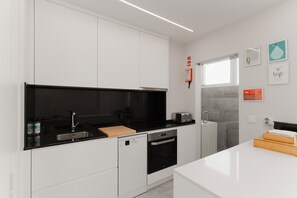 Køleskab, mikrobølgeovn, ovn, kogeplade